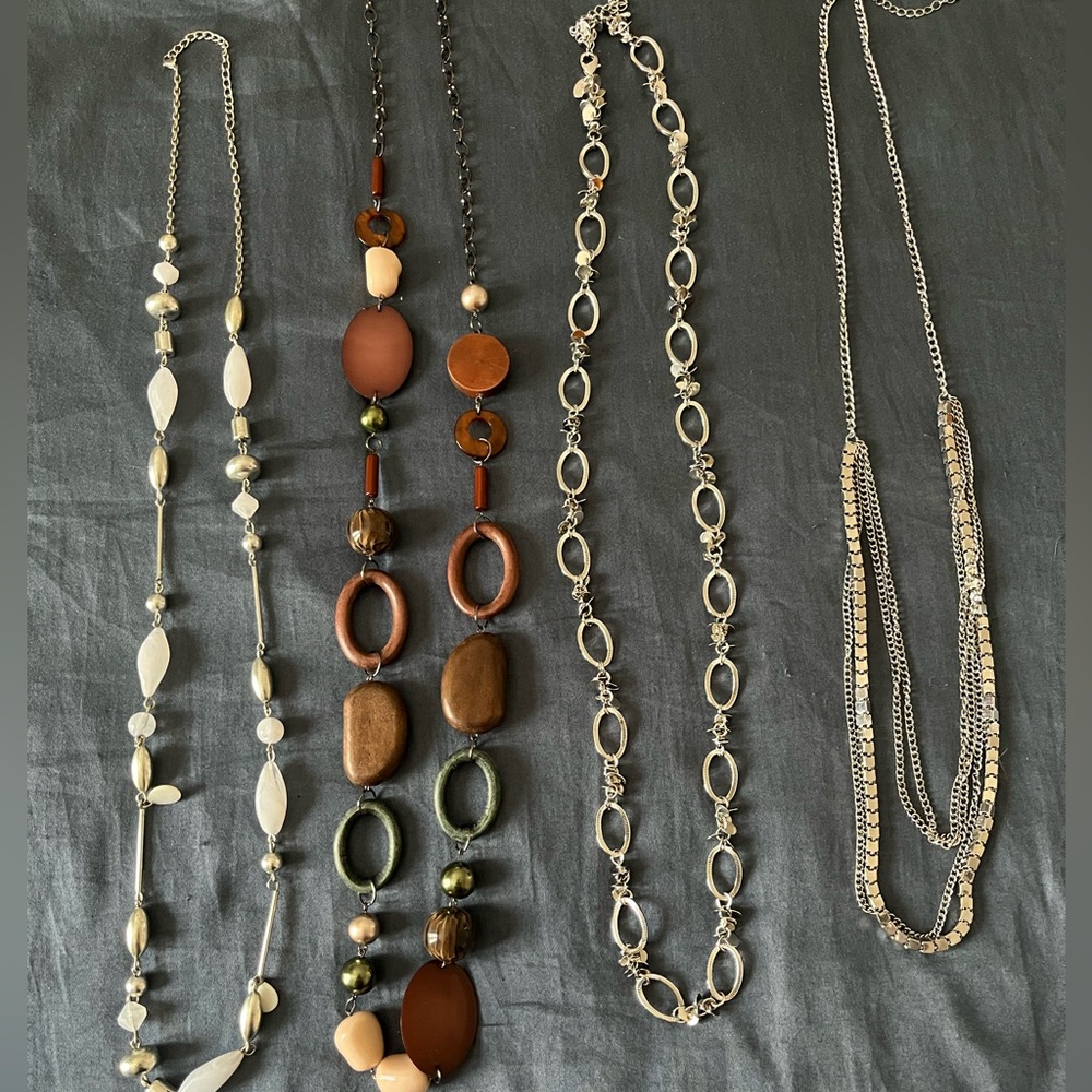 Elegant Silver and Brown Necklace lot
4 necklaces